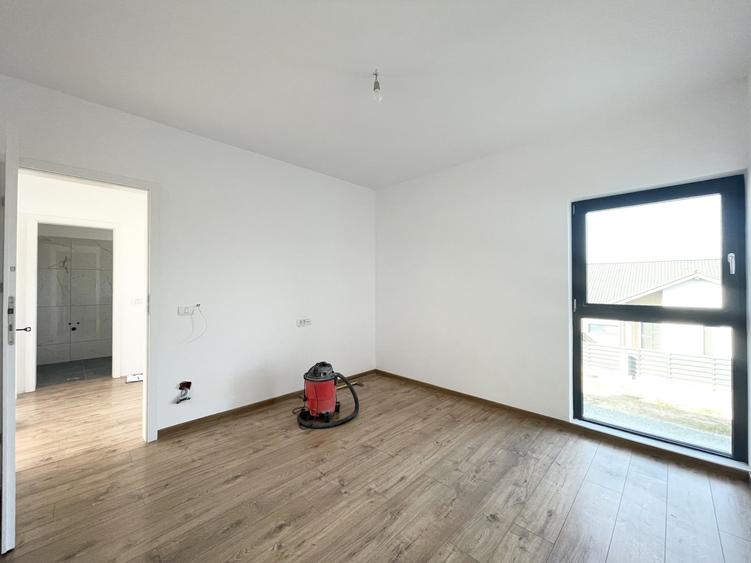 Duplex cu 5 camere cu Canalizare în Moșnița Nouă