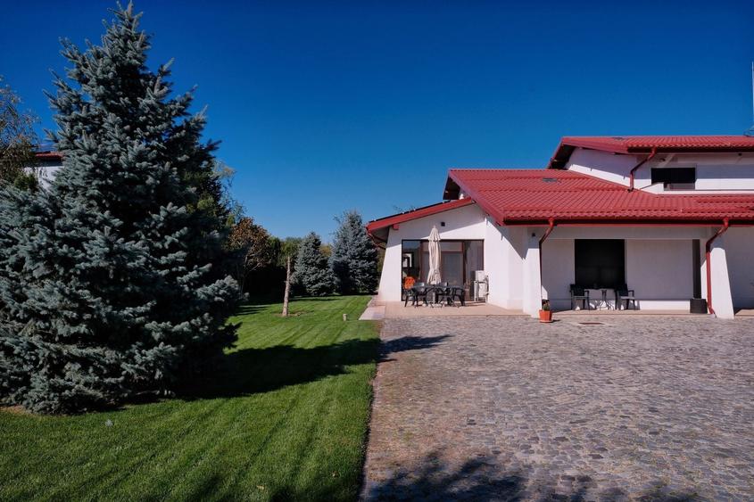 Casă individuală cu 10 camere cu Canalizare în Central
