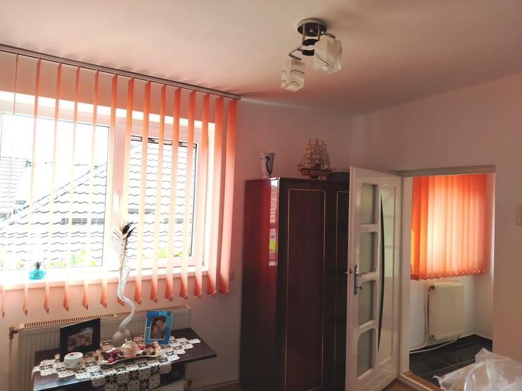 Duplex cu 4 camere cu Canalizare în Central