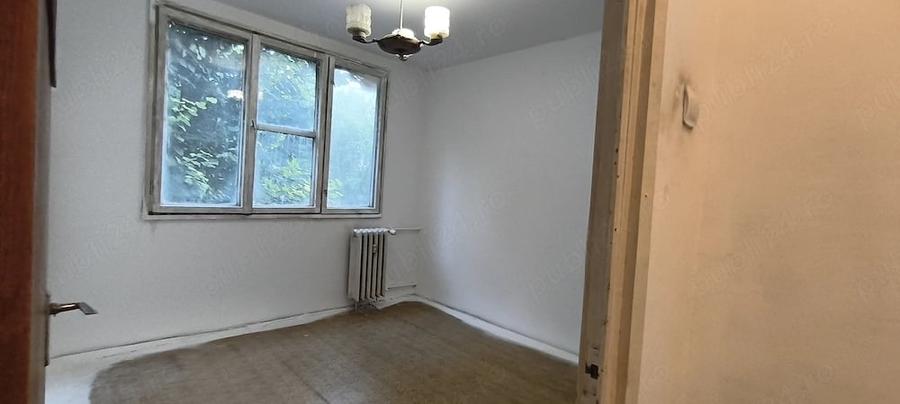 Apartament cu 3 camere semidecomandat în Berceni