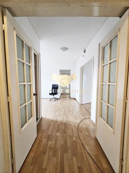 Apartament cu 5 camere decomandat în Victoriei