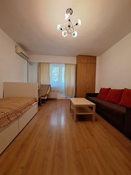 Garsonieră decomandată în Splaiul Unirii