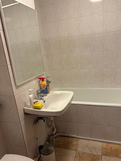 Apartament cu 4 camere decomandat în P-ța Victoriei