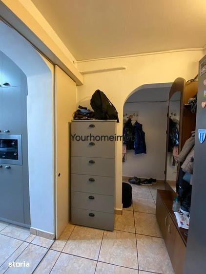 Apartament cu 3 camere semidecomandat în Craiovița Nouă