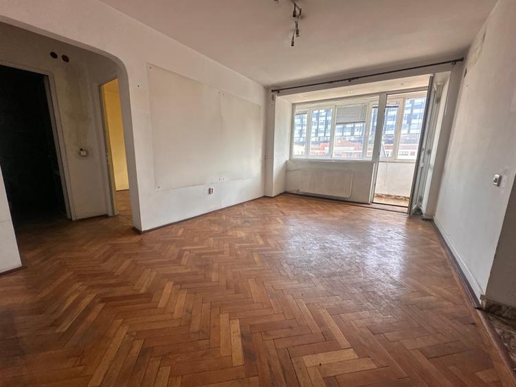 Apartament cu 2 camere semidecomandat în P-ța Victoriei