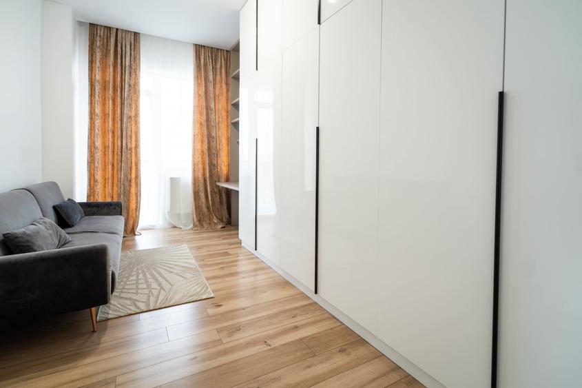 Apartament cu 3 camere semidecomandat, mobilat în P-ța Mihai Viteazul