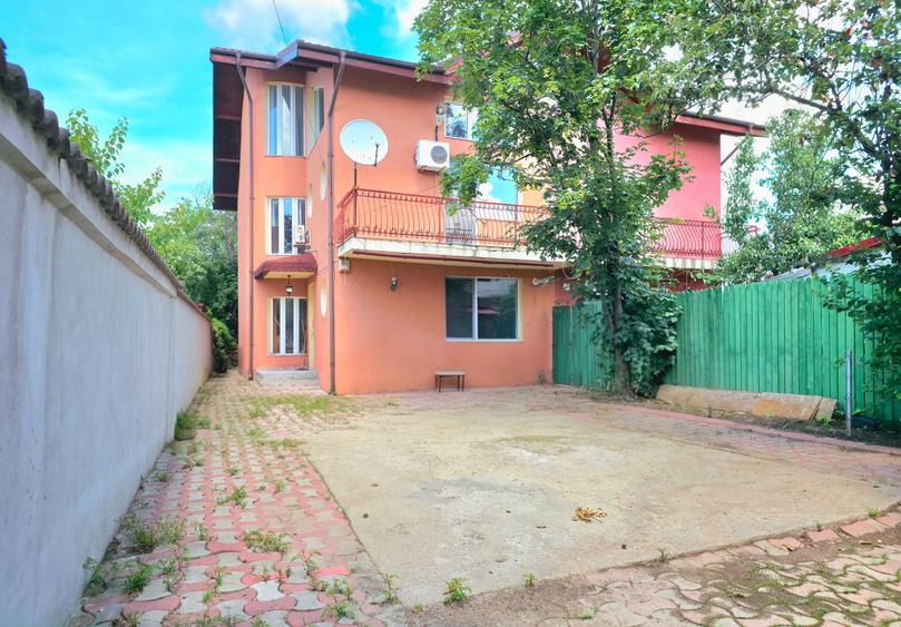 Casă cu 4 camere în Roșu