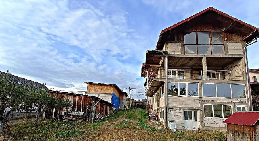 Casă cu Teren 1300 Mp în Central