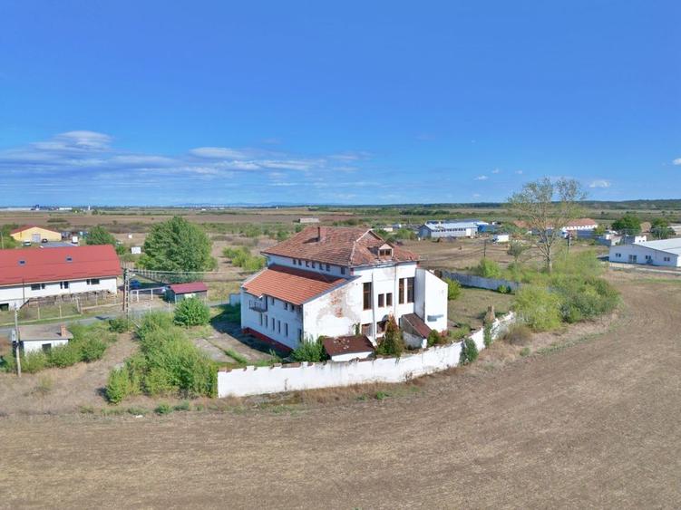 Spațiu comercial, de 728 mp, în Periferie