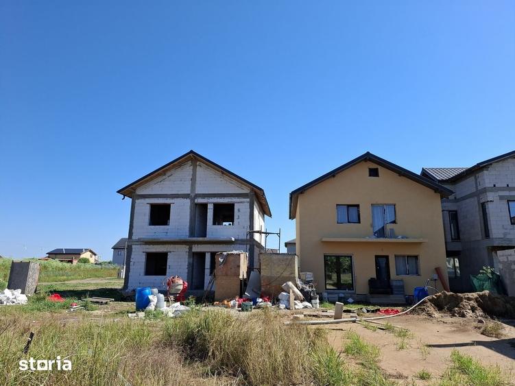 Casă cu 5 camere cu Canalizare în Vest