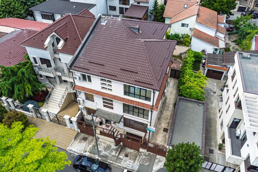 Vilă tip bloc 12 camere, 2 garaje 2 boxe  zona Tomis 1  Flămânda - 1