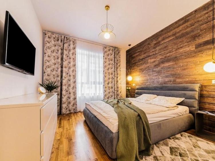 Expoxitiei Piata Presei Libere 1 Mai  Parcare - 3