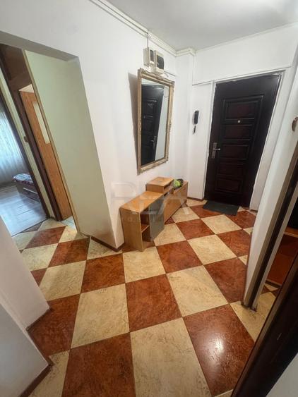 Apartament cu 3 camere semidecomandat, mobilat în Rahova
