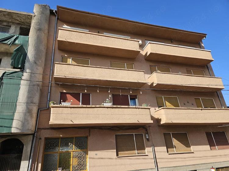 Inchiriez apartament cu 3 camere - 1
