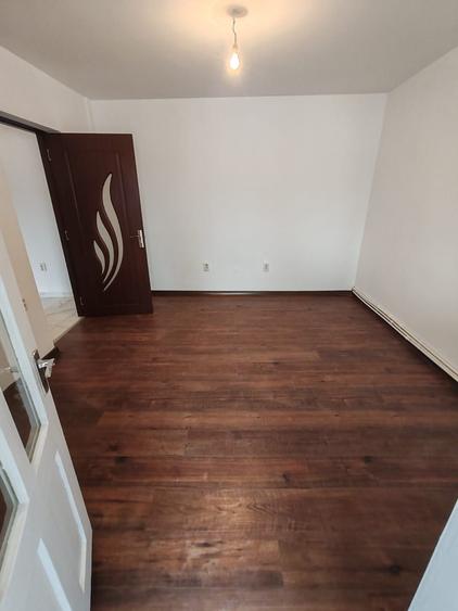 Apartament cu 2 camere decomandat în Adjud