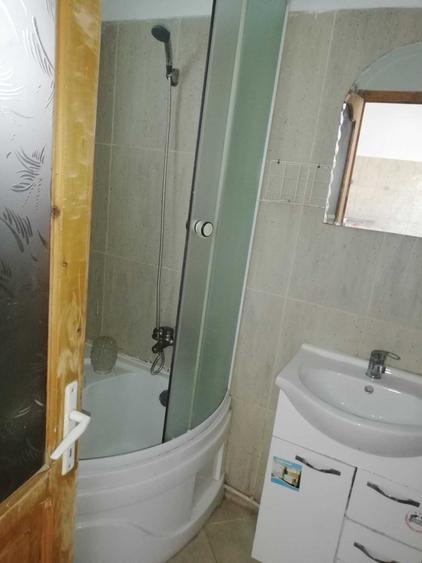 Vand sau schimb imobil P+M curte comuna compus din 3 camere, bucatarie, baie la 3 km de spital UMF - 8