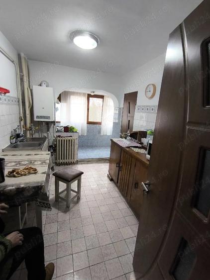 Vand apartament 3 camere, etajul 1, str. Tineretului col? cu Miori?ei. - 2