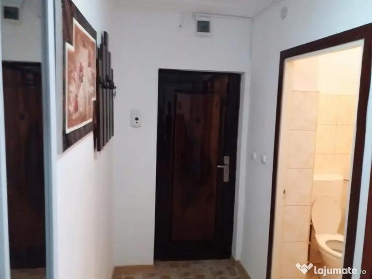 Garsoniera decomandata complet mobilata ?i utilata, etajul 1 ,cartier 1 Mai - 1