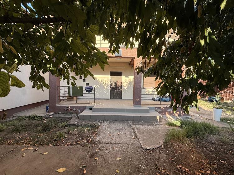 CASA INDIVIDUALA - 200 Mp. Utili - 800 Mp. Totali - Constructie 2009 - 1