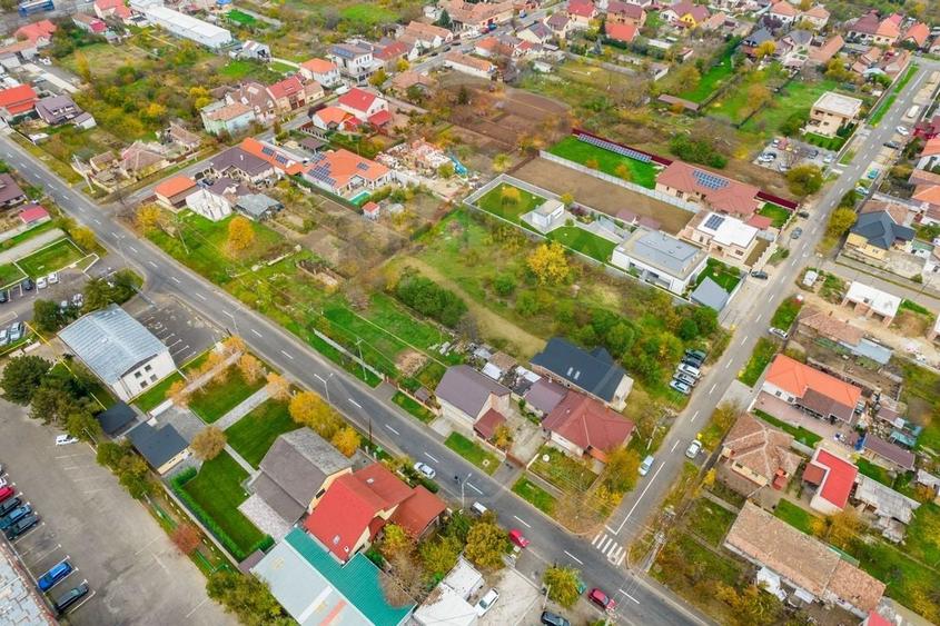 Casa la rosu cu teren generos, 500 mp, situata pe strada Ostasului - 16
