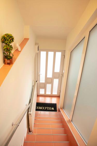 inchiriez apartament la casa, zona Decebal - 1