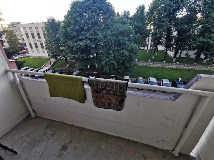 Vand ap. 2 camere decomandant, hol patrat, et. 3 bld. 1848 Dambu - 3
