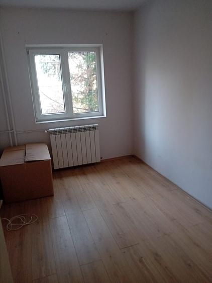 Apartament cu 3 camere semidecomandat în Girocului