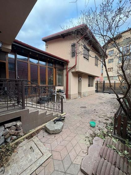 Inchiriez casa 5 camere+ mansarda si curte (200mp) - 1