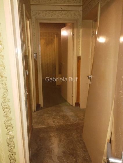 Vand apartament cu patru camere Vand apartament cu patru camere