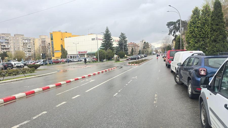 Vand 3 spatii comerciale in Deva zona foarte buna. Pret: 80 000 euro fiecare - 3