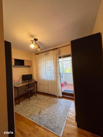 Apartament cu 4 camere decomandat în Rovine