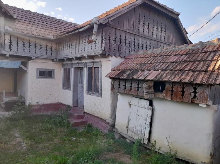 Casă cu 4 camere în Cașin