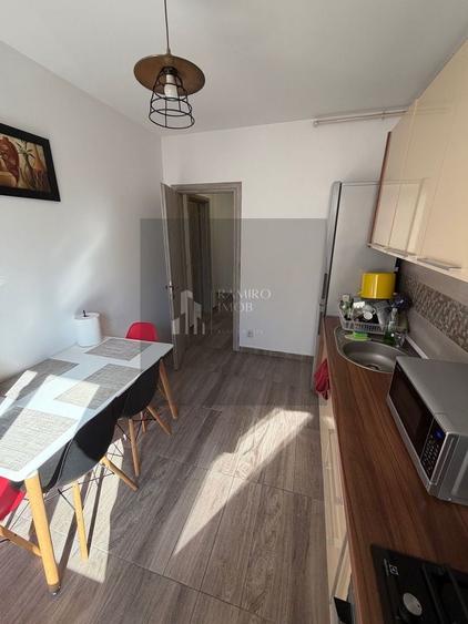 Apartament cu 3 camere semidecomandat în Metalurgiei
