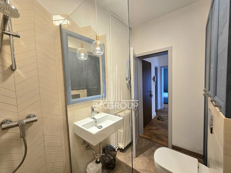 Apartament cu 4 camere semidecomandat, mobilat în Central