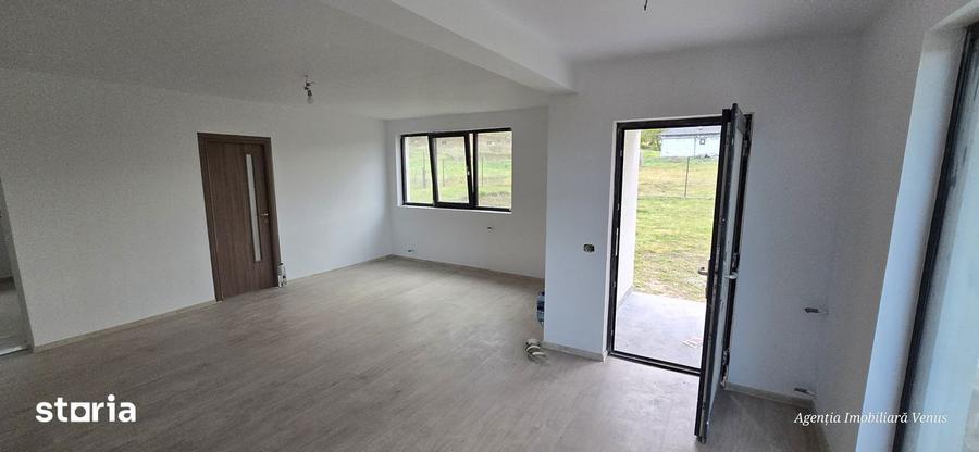 Casă cu 5 camere cu Teren 1000 Mp în Mihai Eminescu