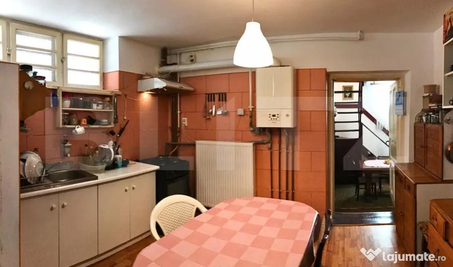 Apartament cu 4 camere semidecomandat în Cetate