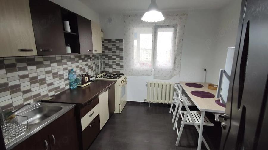 Apartament cu 3 camere decomandat în Exterior Vest