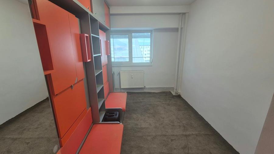 Apartament cu 3 camere semidecomandat în Obor