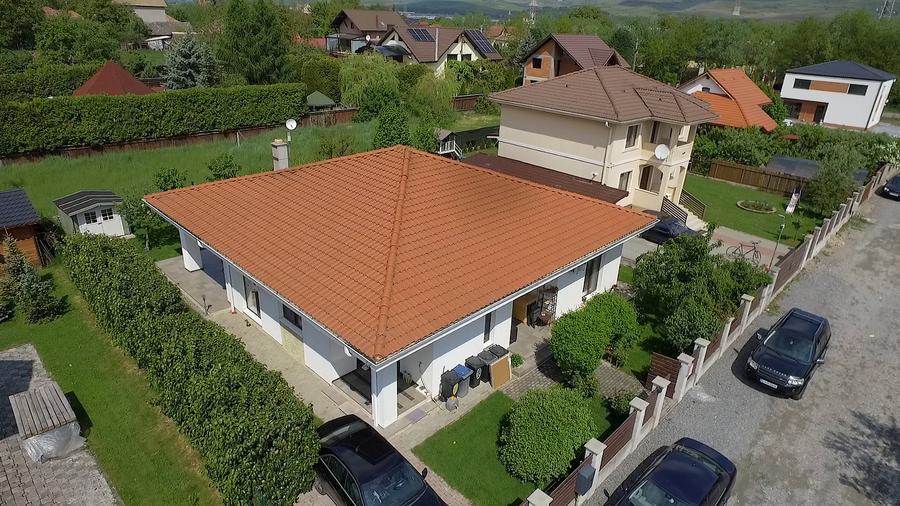 Casă individuală cu 3 camere cu Canalizare în Luna de Sus