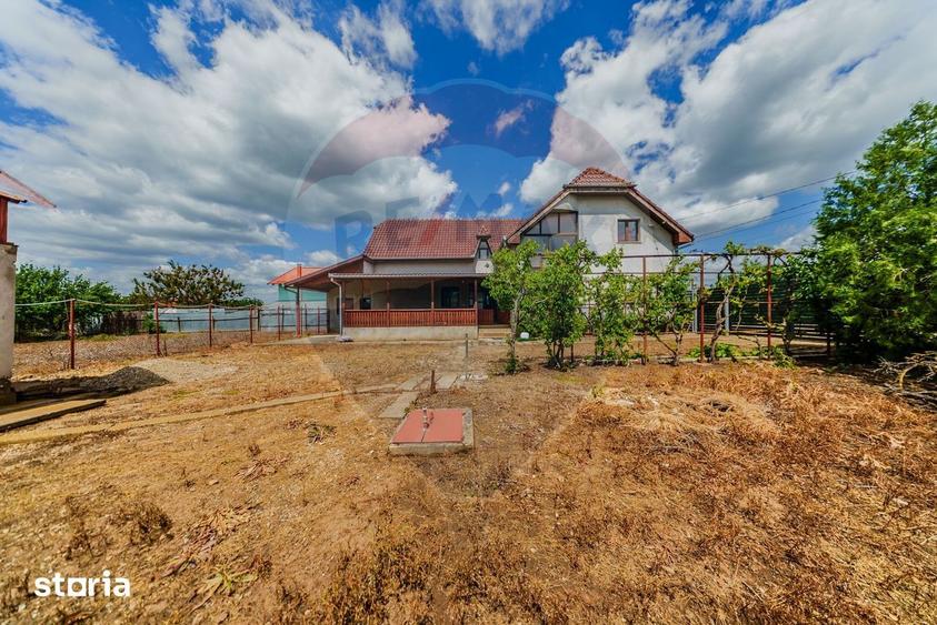 Casă cu 7 camere cu Teren 1588 Mp în Zădăreni