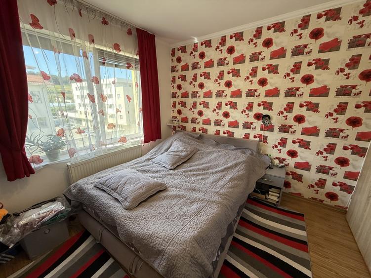 Apartament cu 3 camere semidecomandat, mobilat în Florești