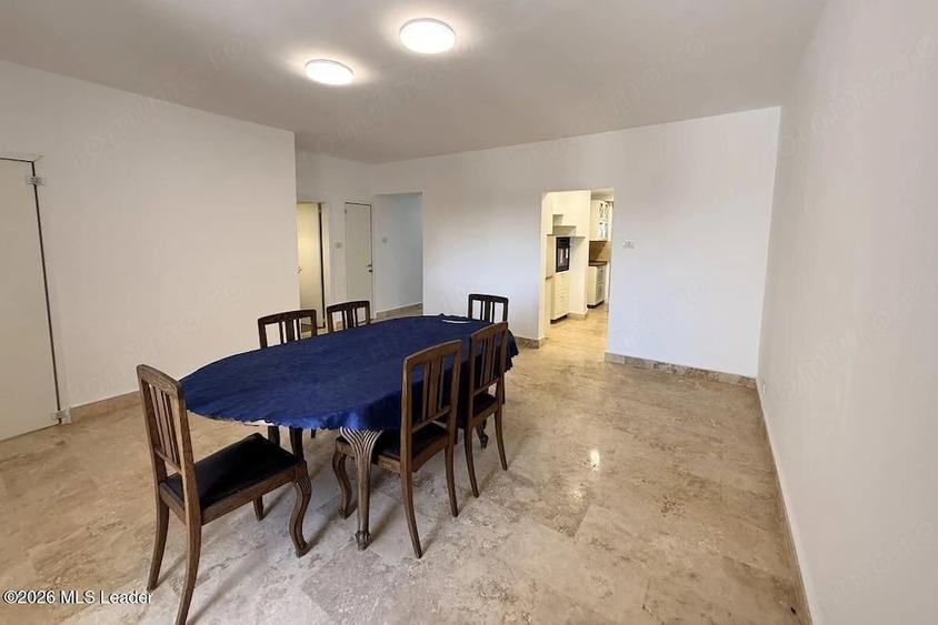Apartament cu 6 camere decomandat în Polonă