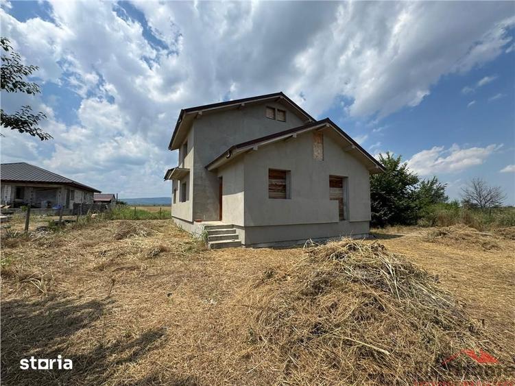 Casă cu 5 camere cu Teren 694 Mp în Golești