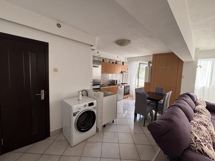 Apartament cu 3 camere decomandat în Corina