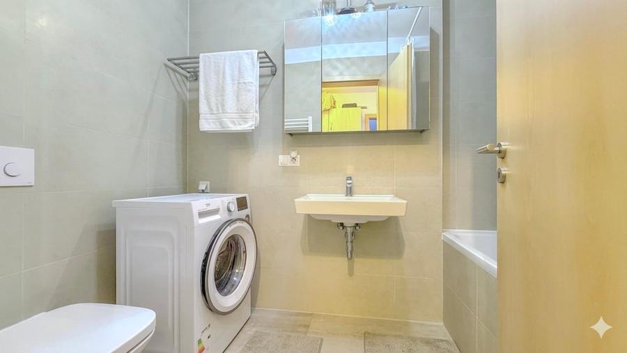 Studio in Kasper Coresi, vedere către aleea pietonală, loc de parcare si boxa - 10