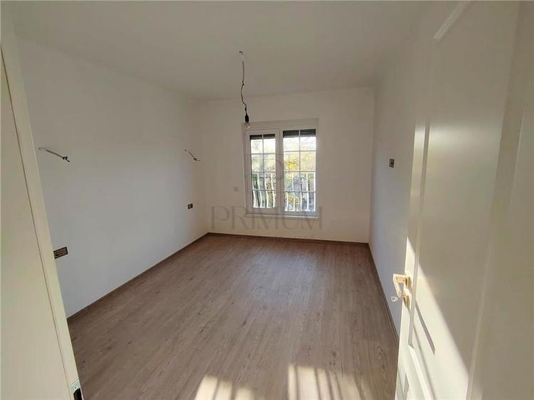 Duplex despartit prin garaj - zona excelenta - toate utilitatile - asfalt - pano - 5