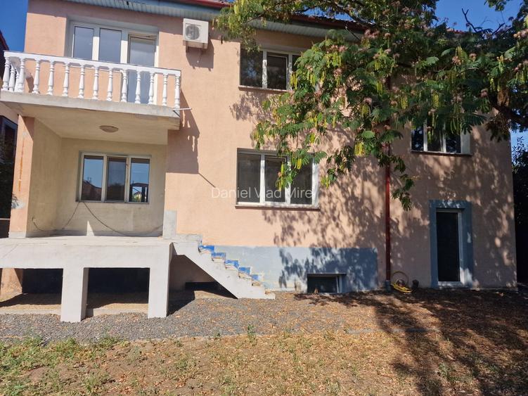CASĂ DEOSEBITĂ CU 7 CAMERE DE VÂNZARE ÎN DUMBRĂVIȚA