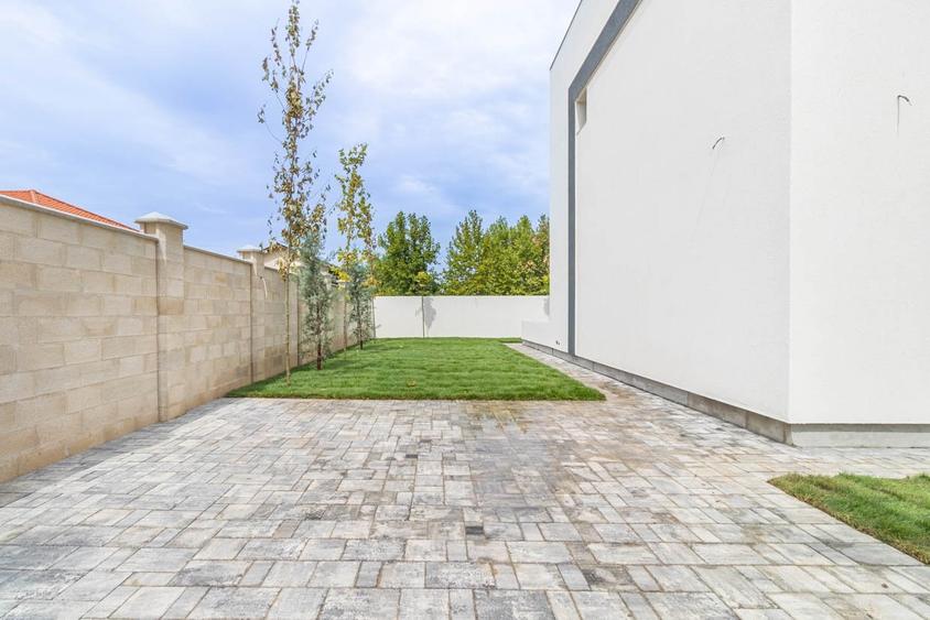 Casa individuala cu 5 camere. Teren 500 mp. Comision 0 - 9