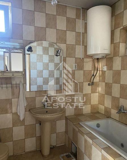 Doua case in aceea?i curte - 5