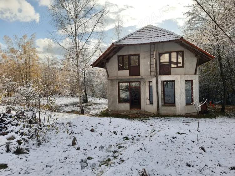 Casă cu 4 camere cu Teren 600 Mp în Groșeni